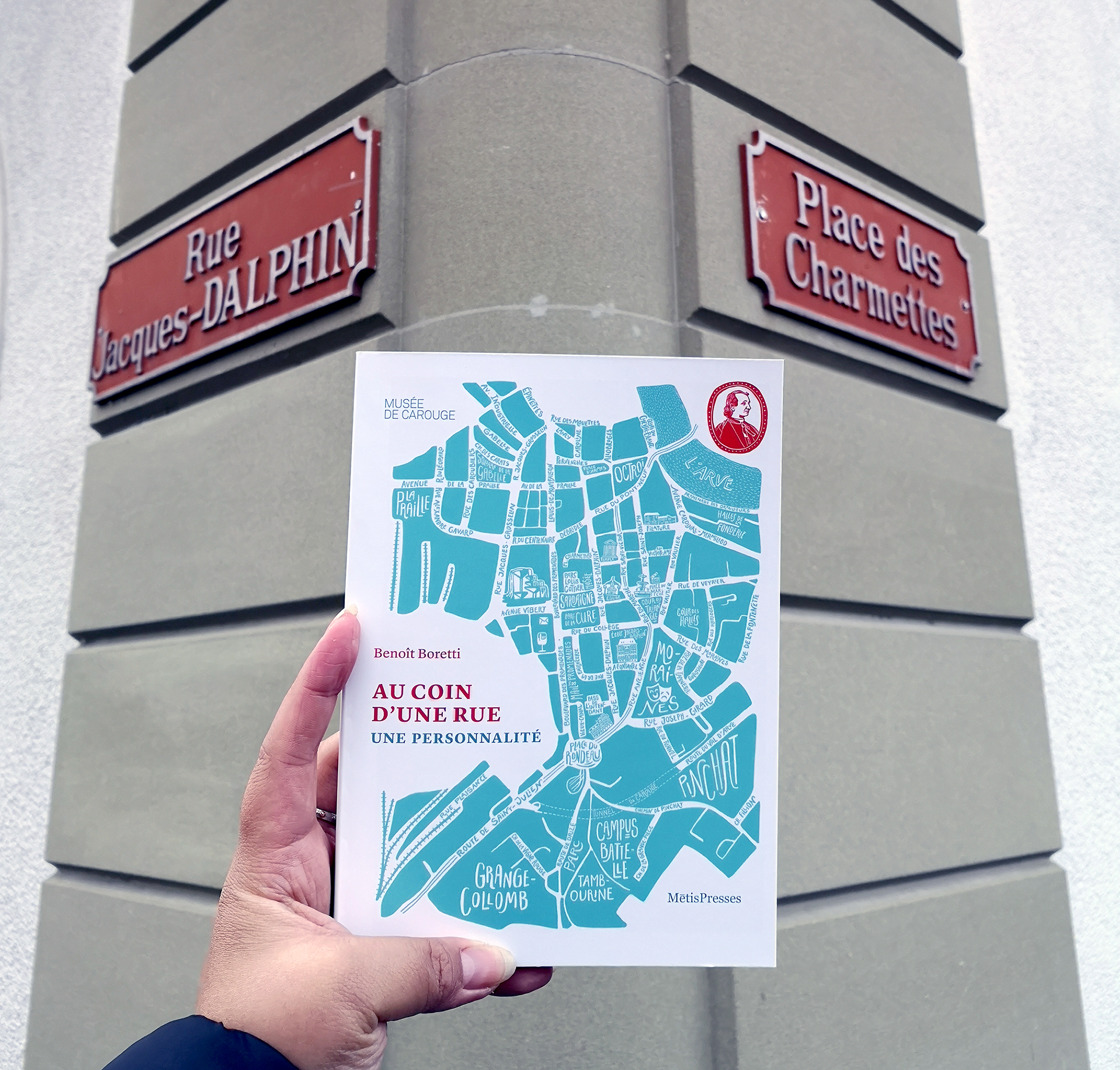 Publication de l'exposition Au coin d'une rue une personnalit&eacute;