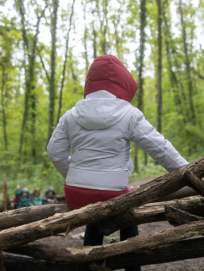 Enfant assis sur le canap&eacute; forestier du bois de Pinchat
