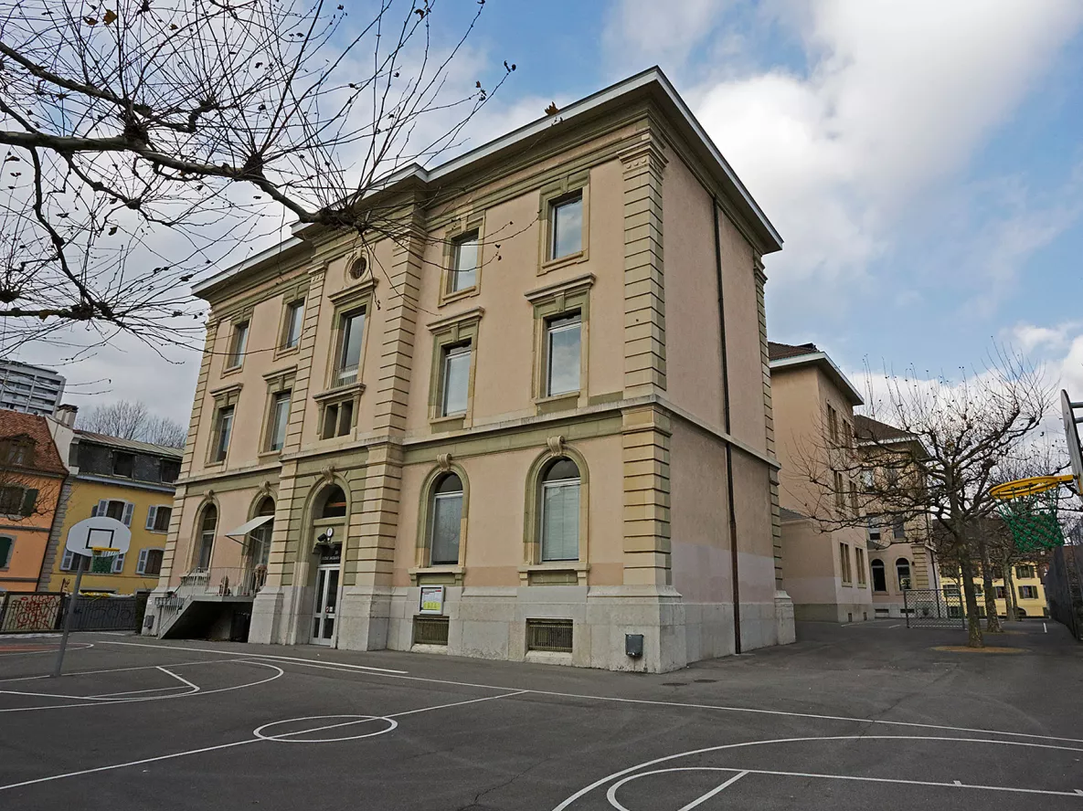 École Jacques Dalphin en hiver