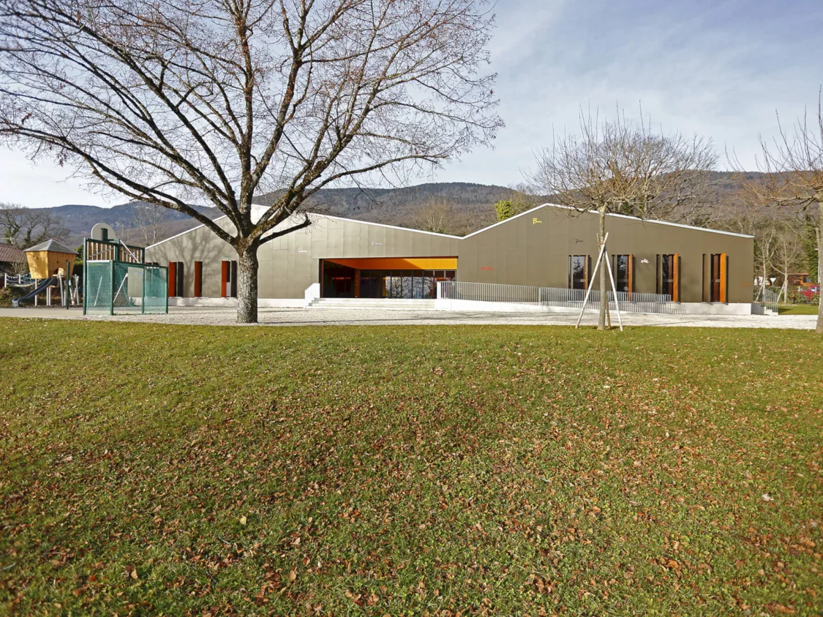 Salle de La Rippe vue depuis la prairie