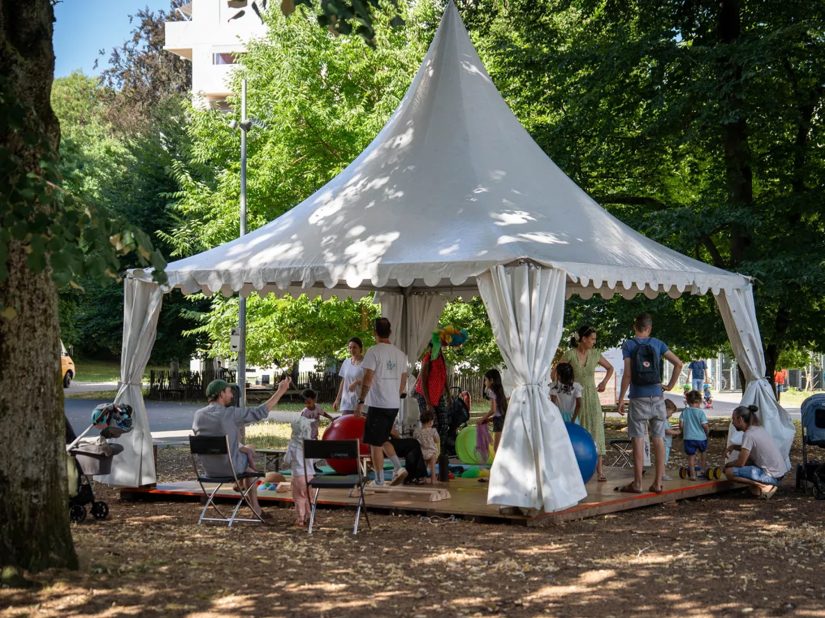 chapiteaux enchant&eacute;s