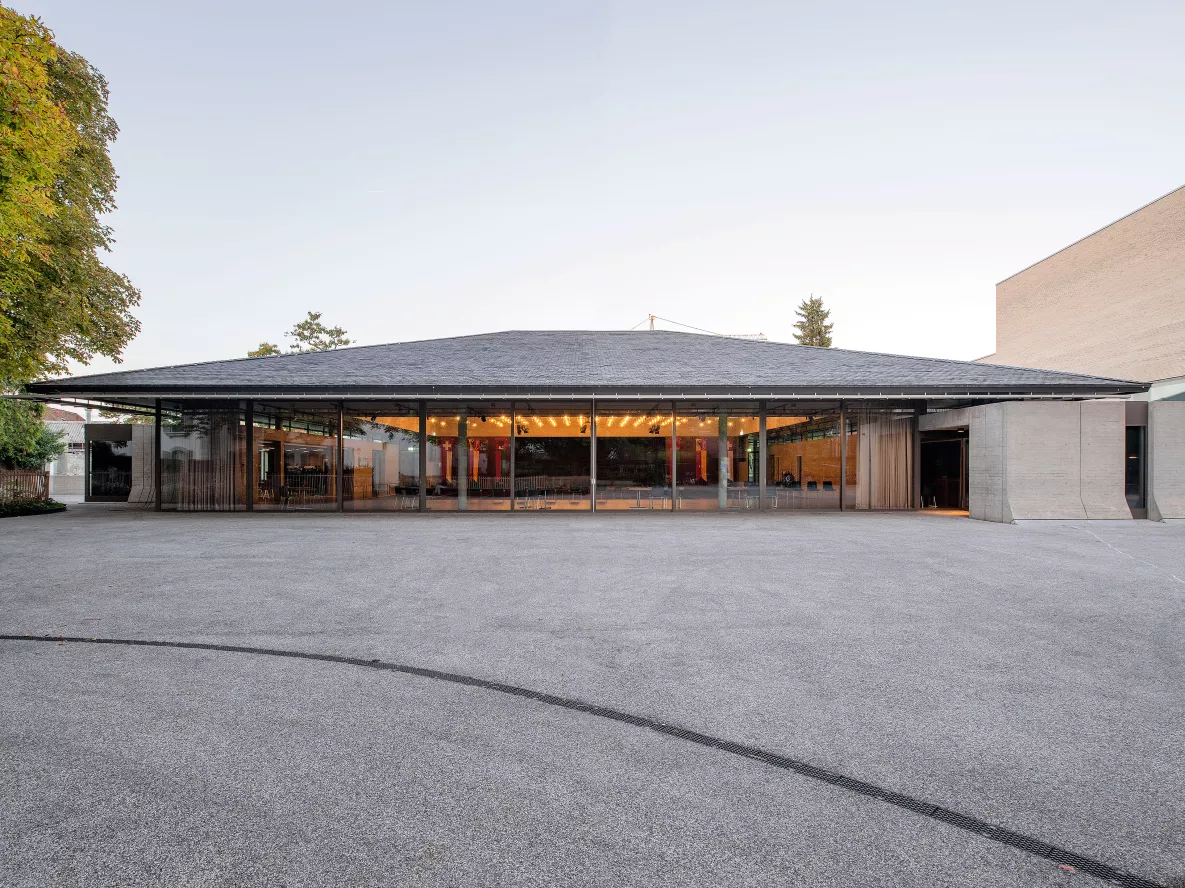 Salle des fêtes de Carouge vue de la place