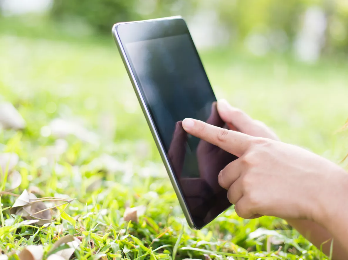 Tablette dans un parc