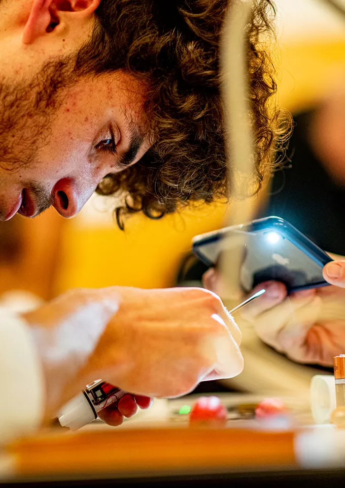 Etudiant réparant un appareil multimédia