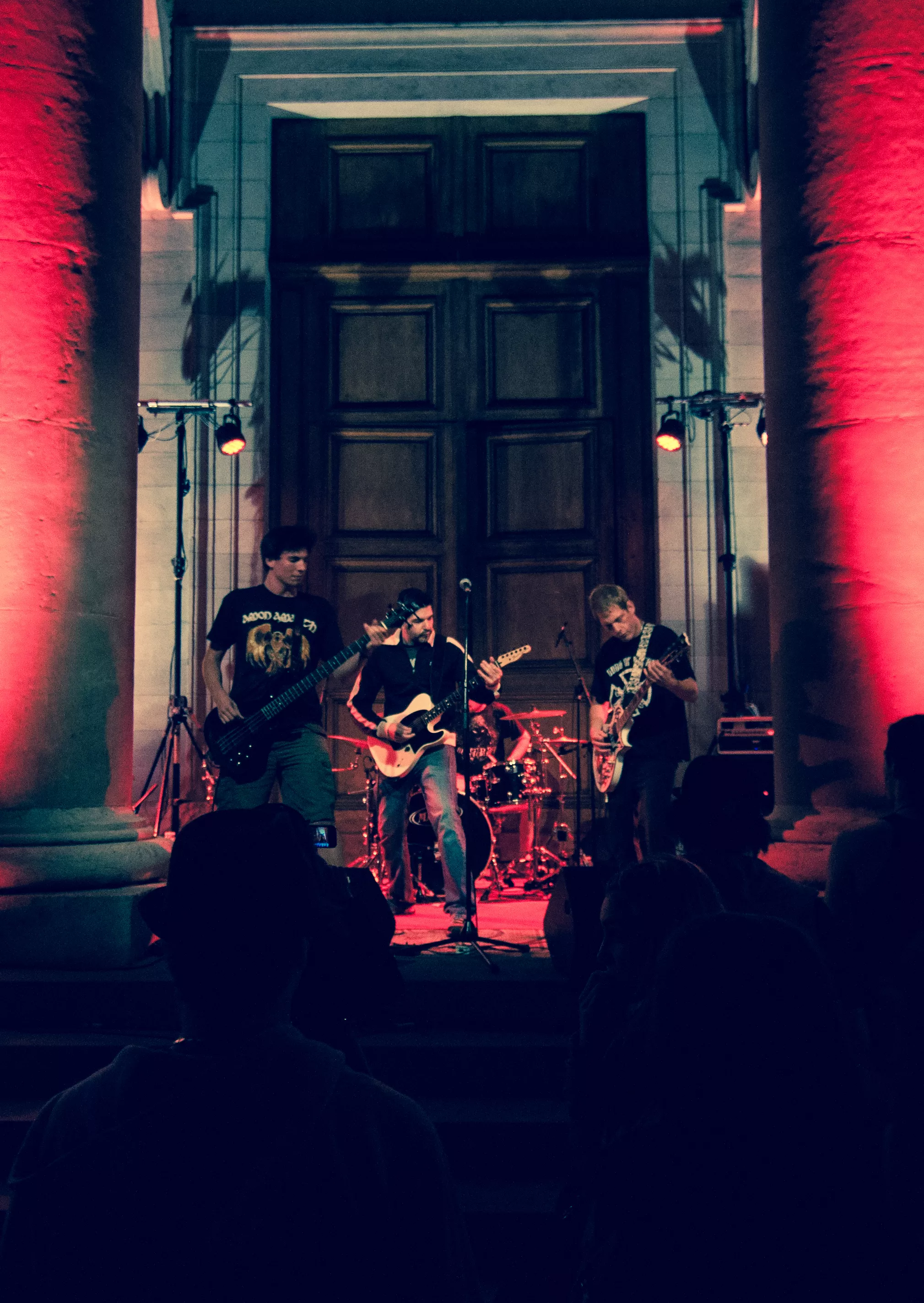 Concert avec lumières rouges