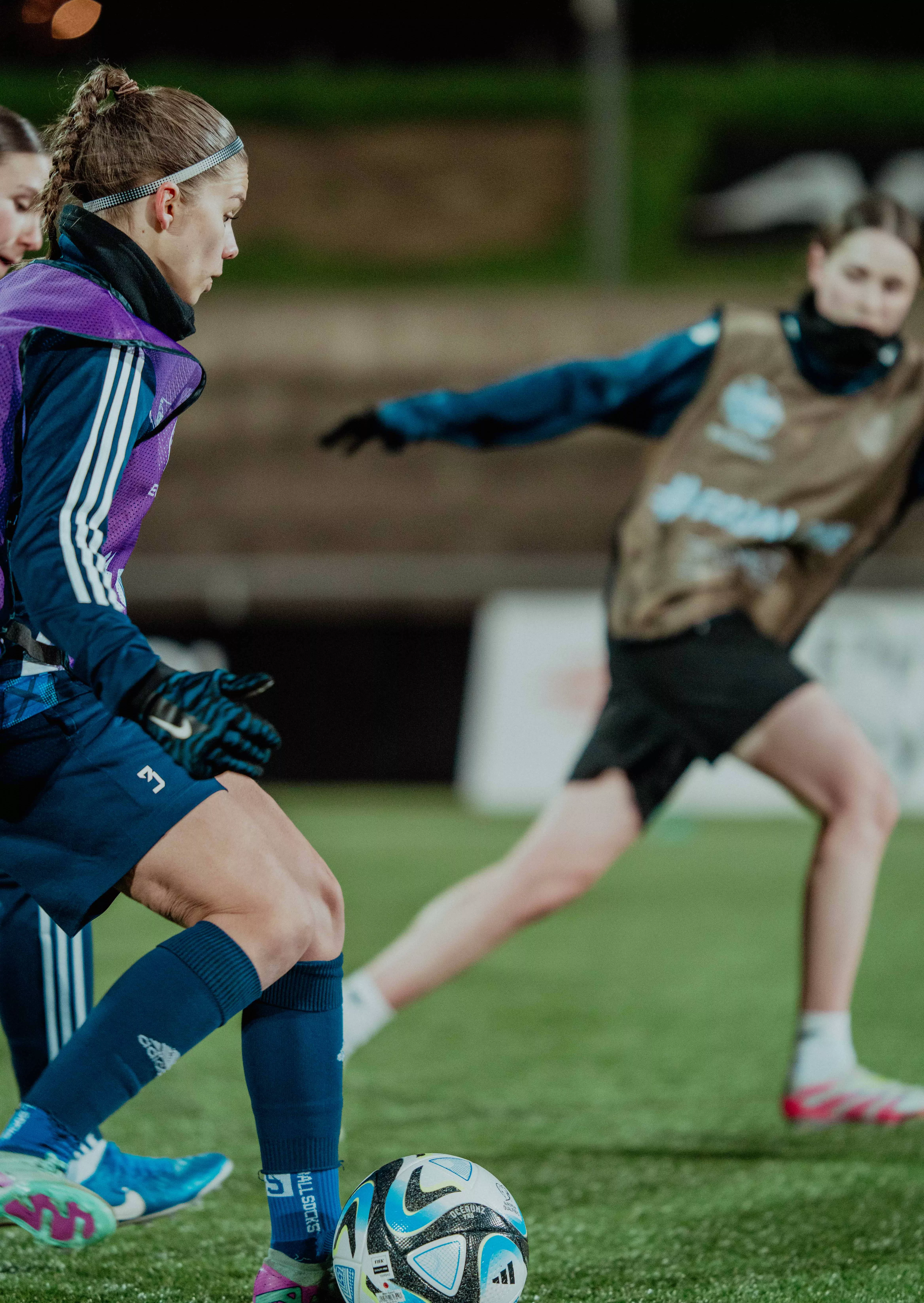 Footballeuses avec ballon