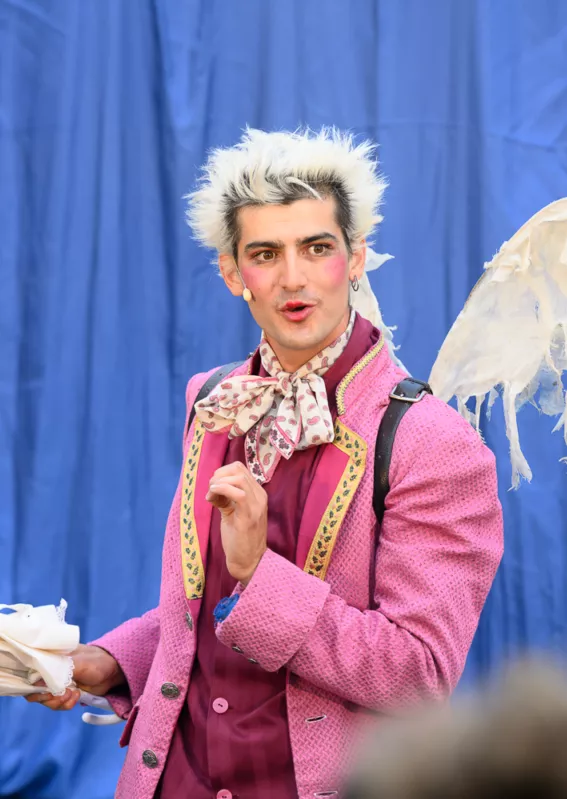 Comédien du spectacle "Barbe-bleue" récitant un texte