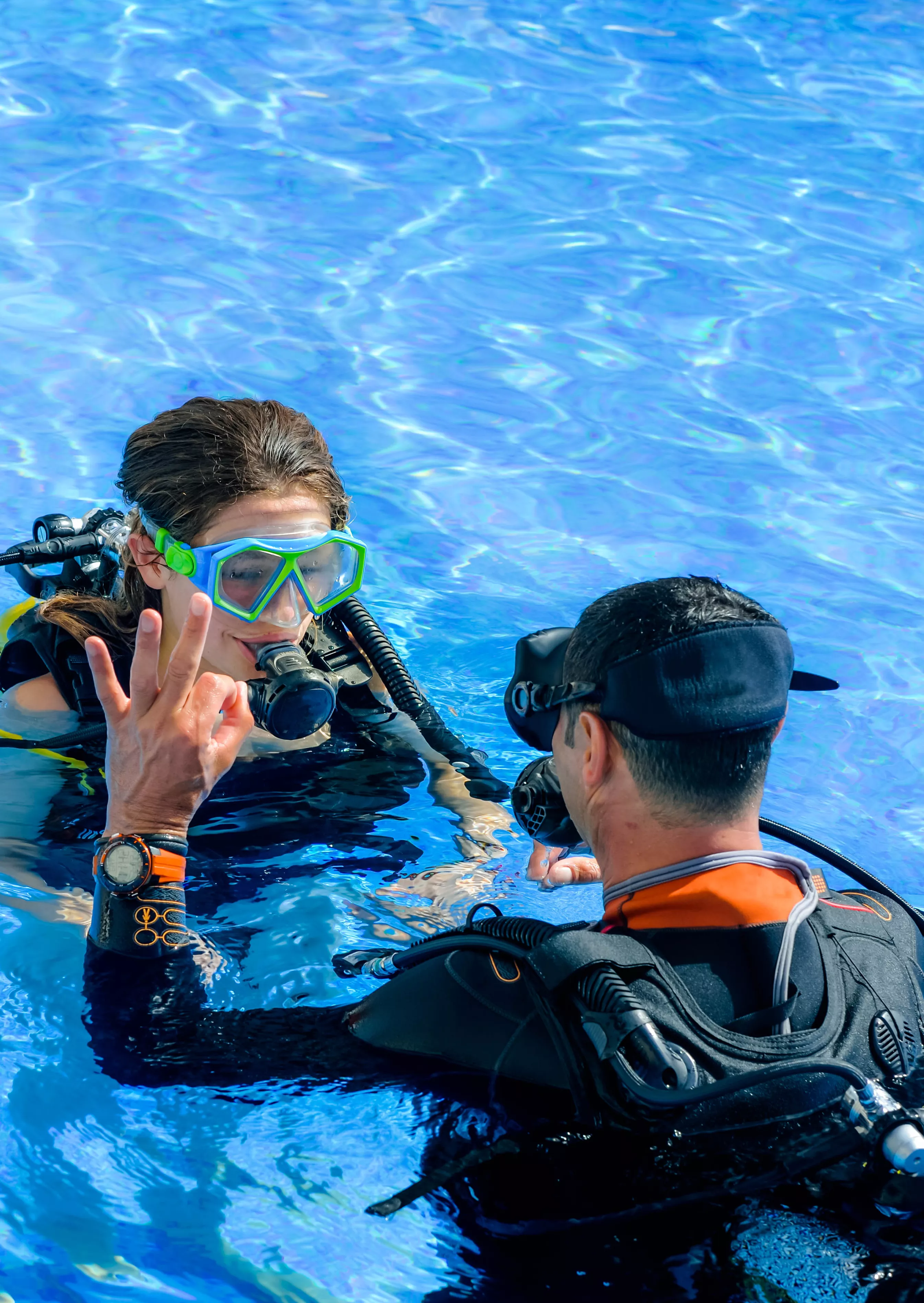 Cours de plongée en piscine avec moniteur