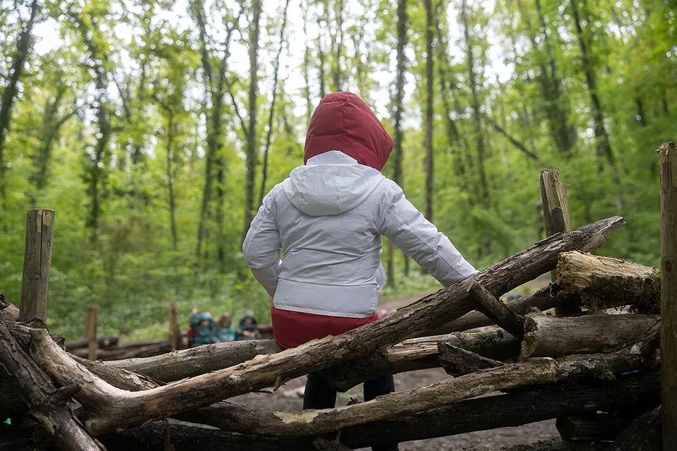 Enfant assis sur le canapé forestier du bois de Pinchat