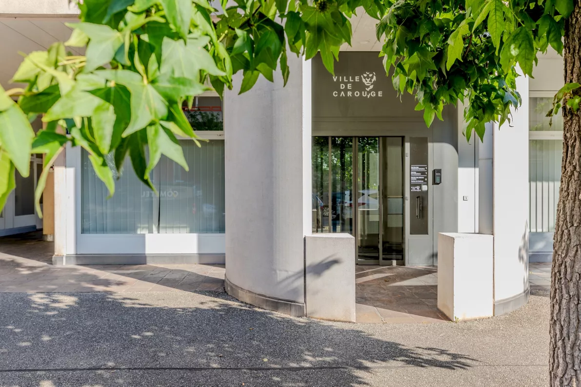 Entr&eacute;e du b&acirc;timent des Noirettes