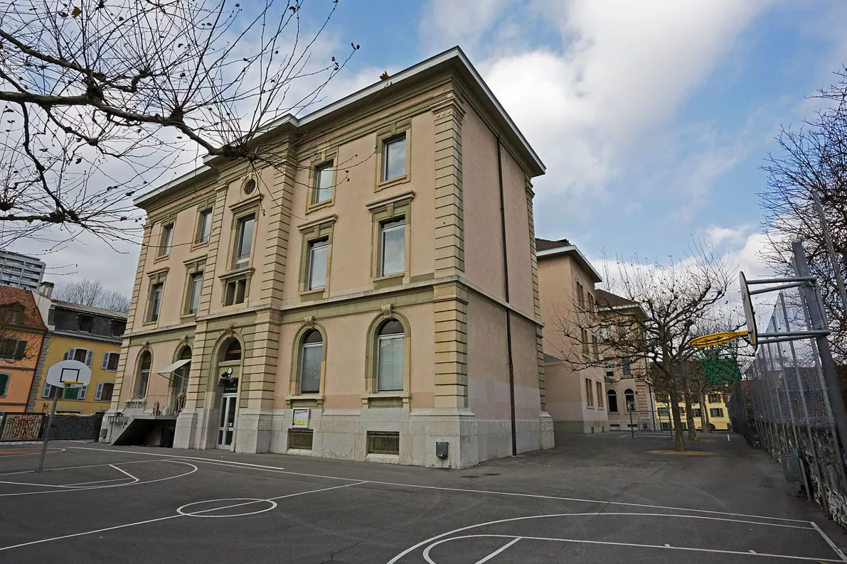 École Jacques Dalphin en hiver