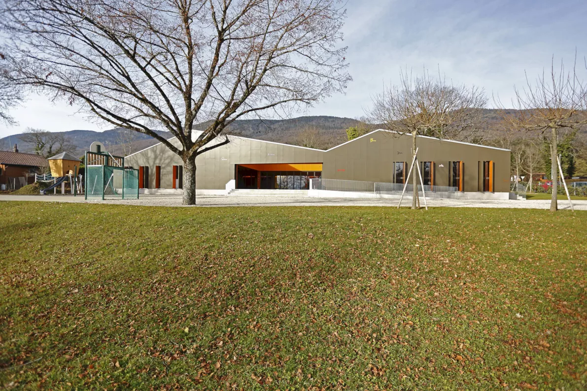 Salle de La Rippe vue depuis la prairie