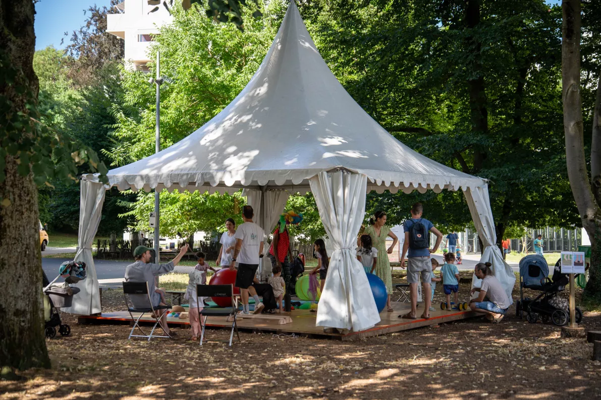 chapiteaux enchant&eacute;s