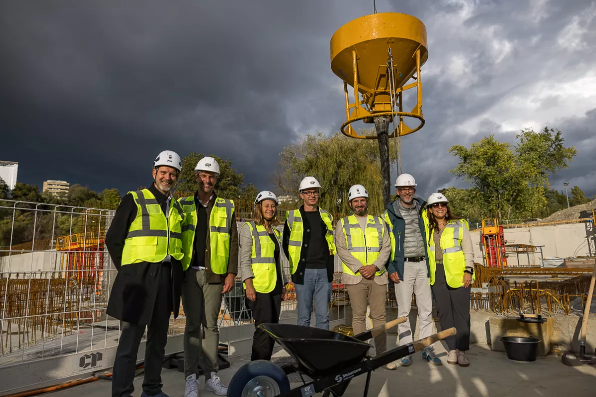Visuel Pose de la premi&egrave;re pierre de la piscine de la Fontenette