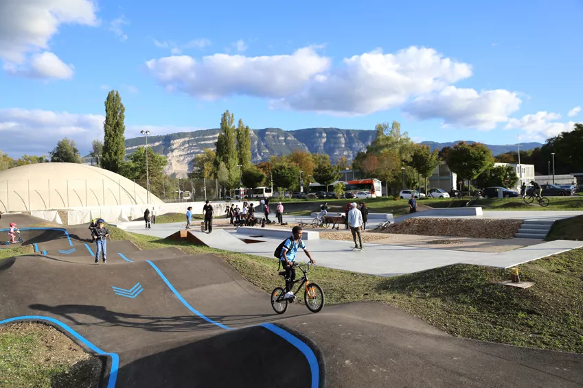 Skate plaza et pump track