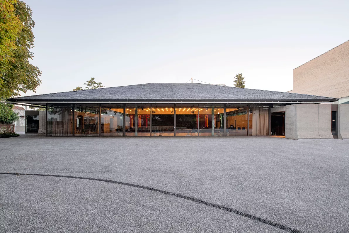 Salle des f&ecirc;tes de Carouge vue de la place