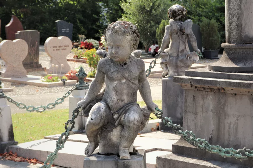Angelot au cimetière