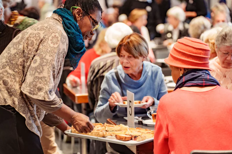 Journée internationale des personnes âgées, à table