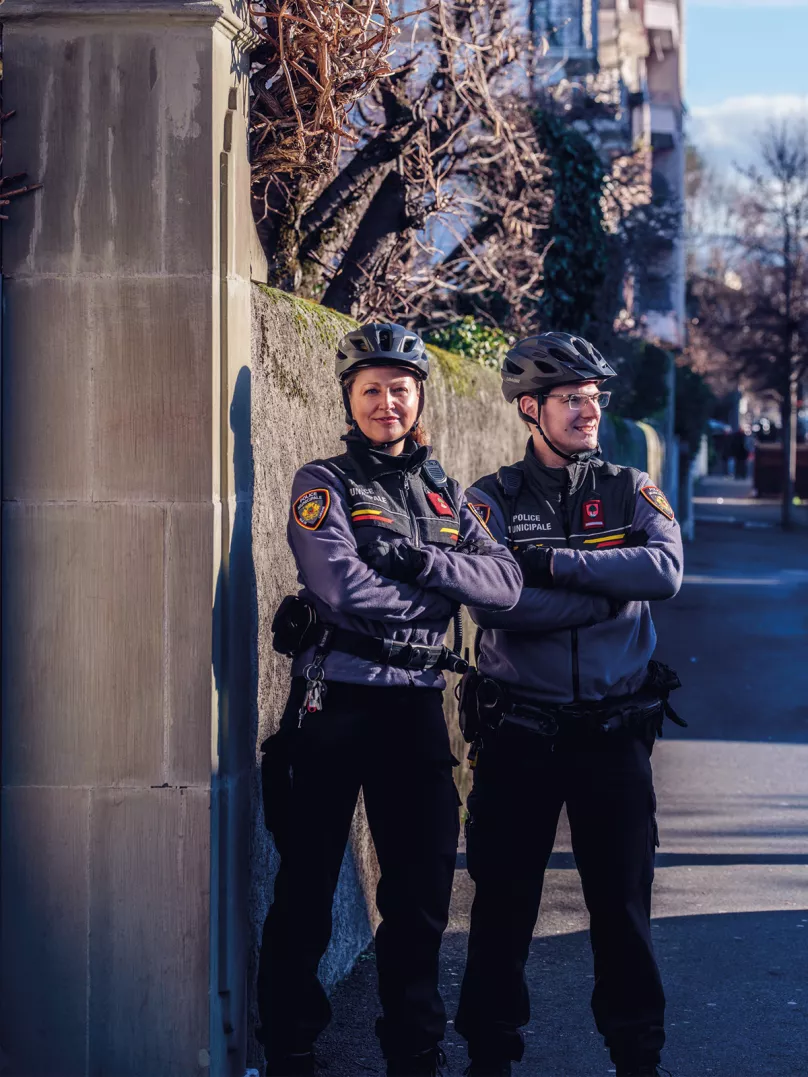 Policiers et polici&egrave;re municipaux dans la rue