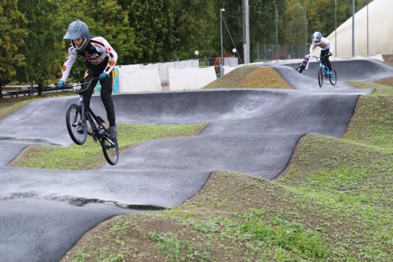 BMX sur le pump track