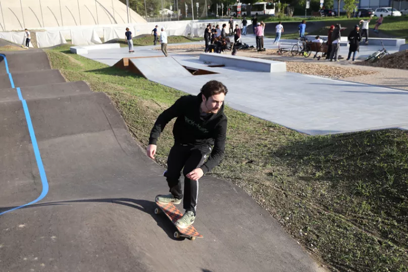 Skateur au skate plazza