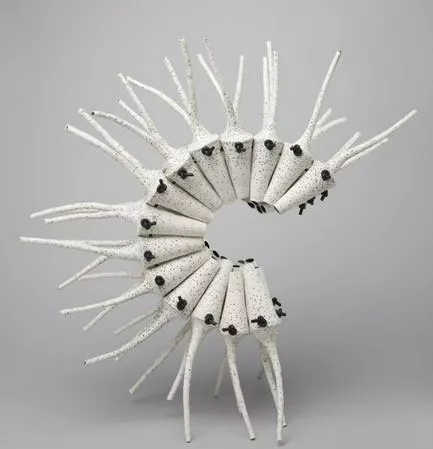 Ursula Commandeur, Capra Ibex, 2008, Porcelaine et câble en caoutchouc