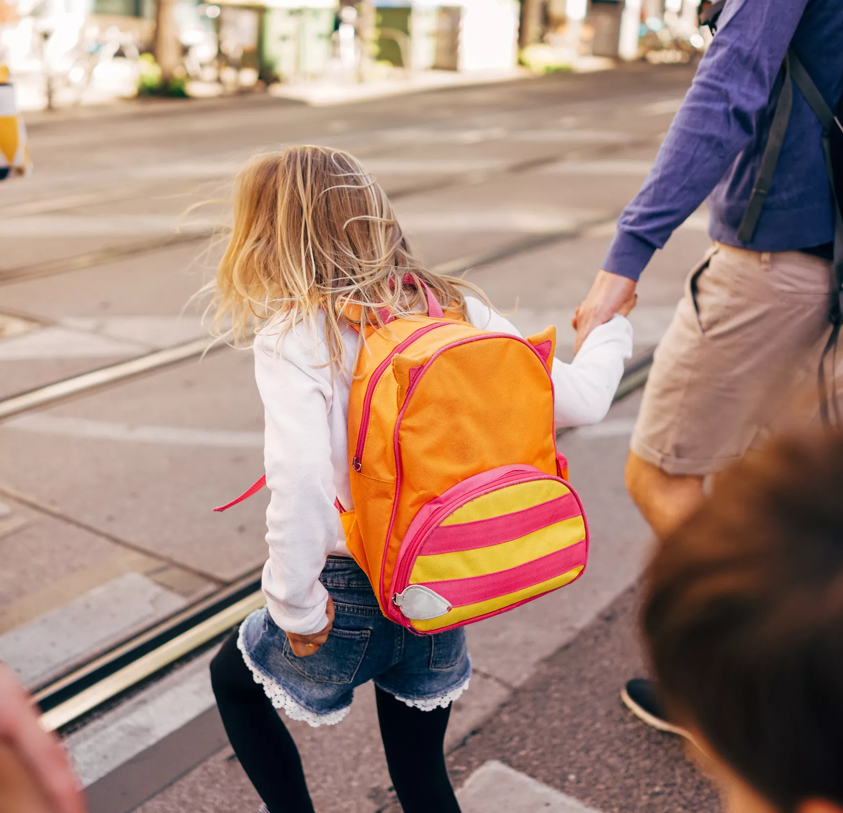 Enfant traversant la route