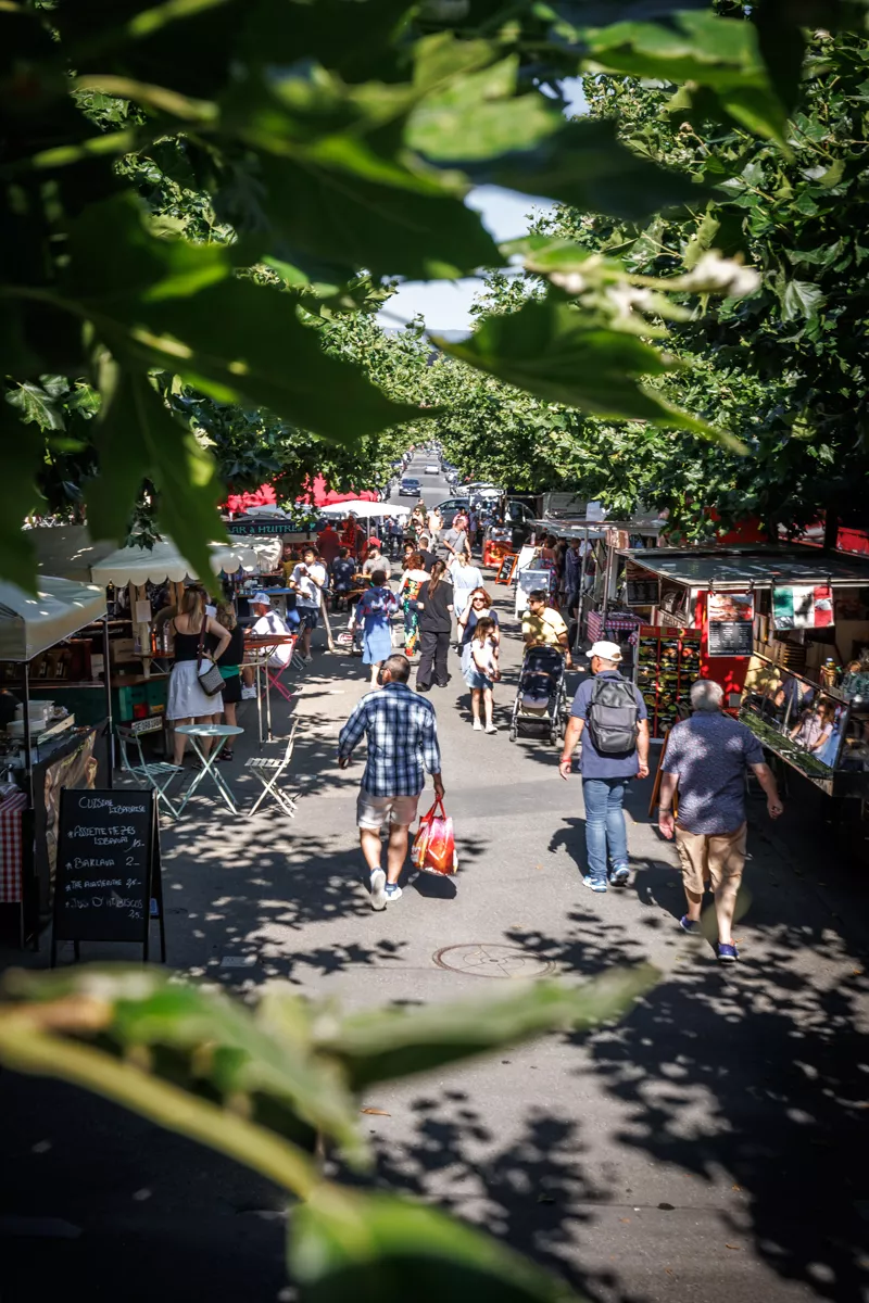 Ambiance du march&eacute; du jeudi soir