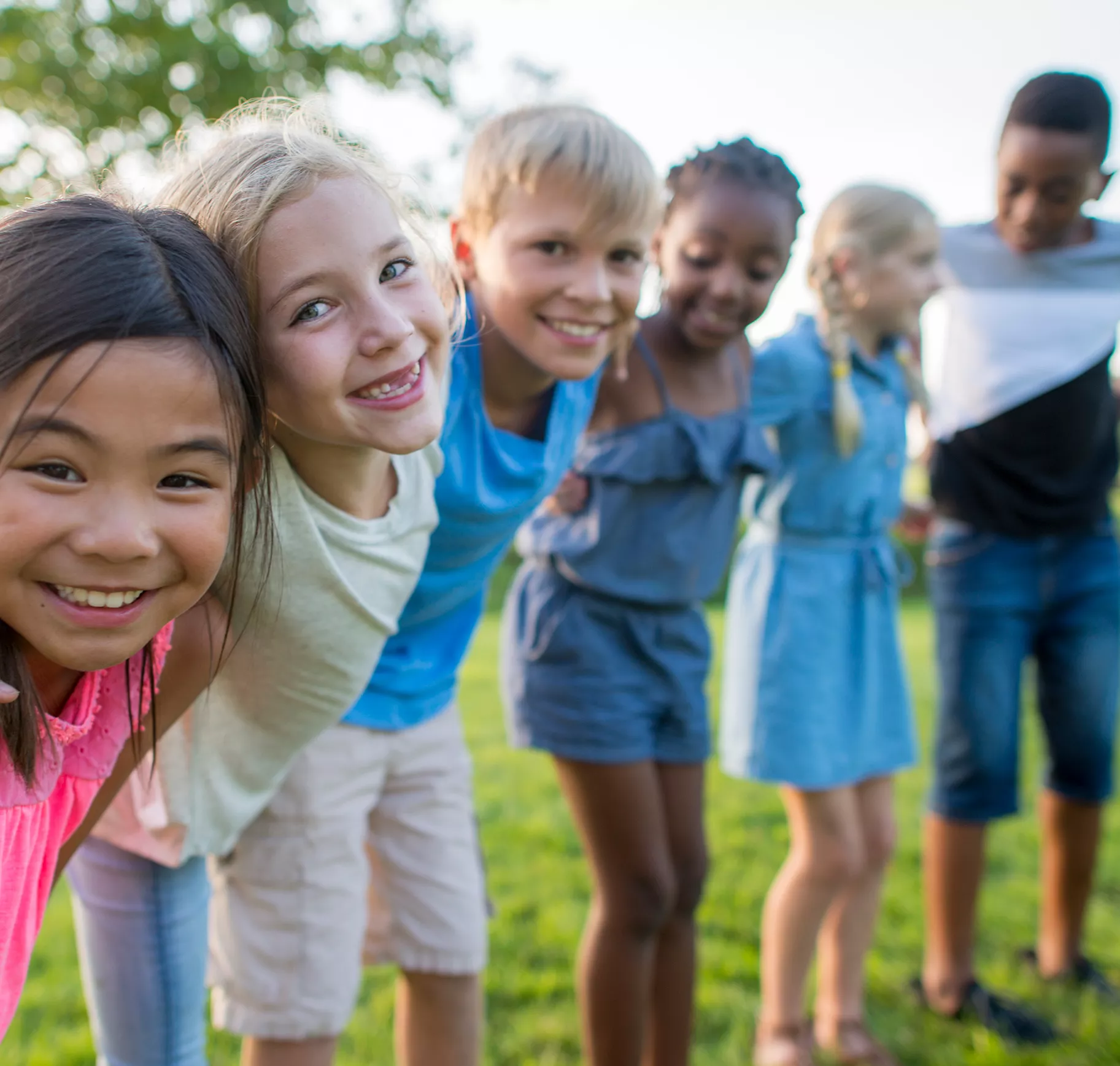 Bande d'enfants dehors