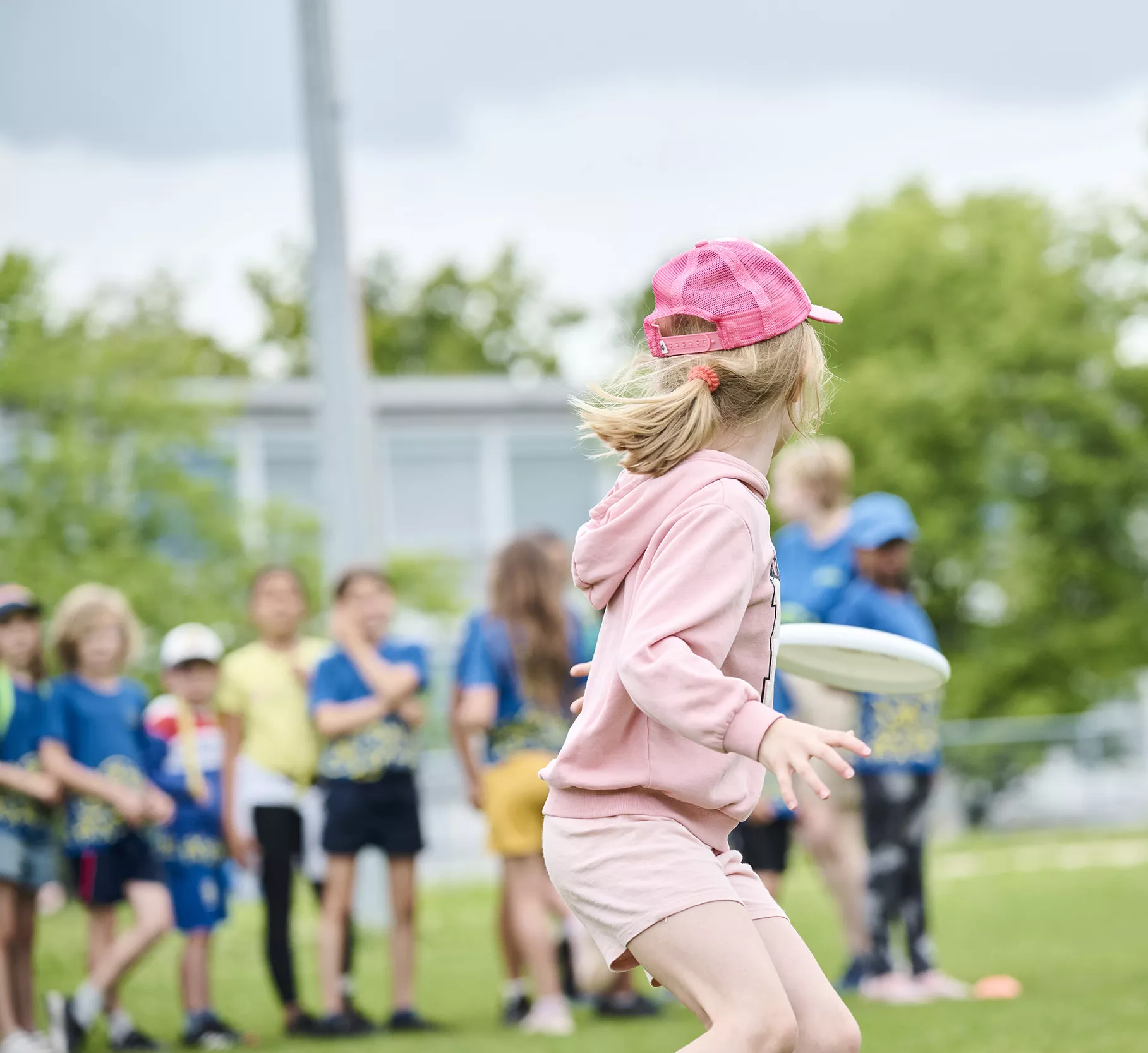 Petite fille aux camps Sports et fun