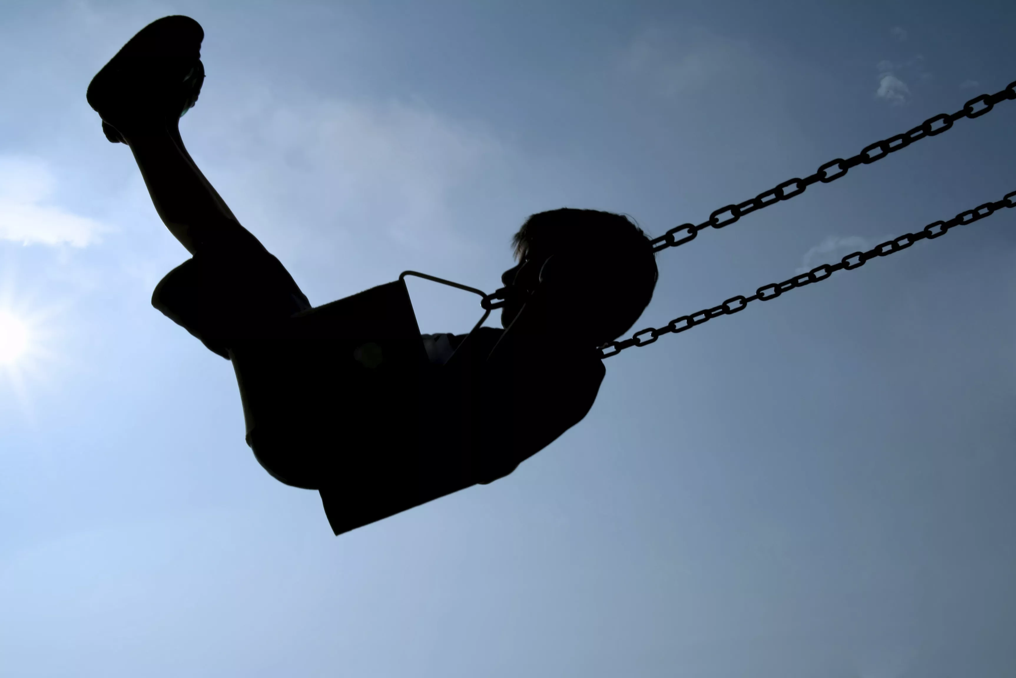 Enfant en train de se balancer