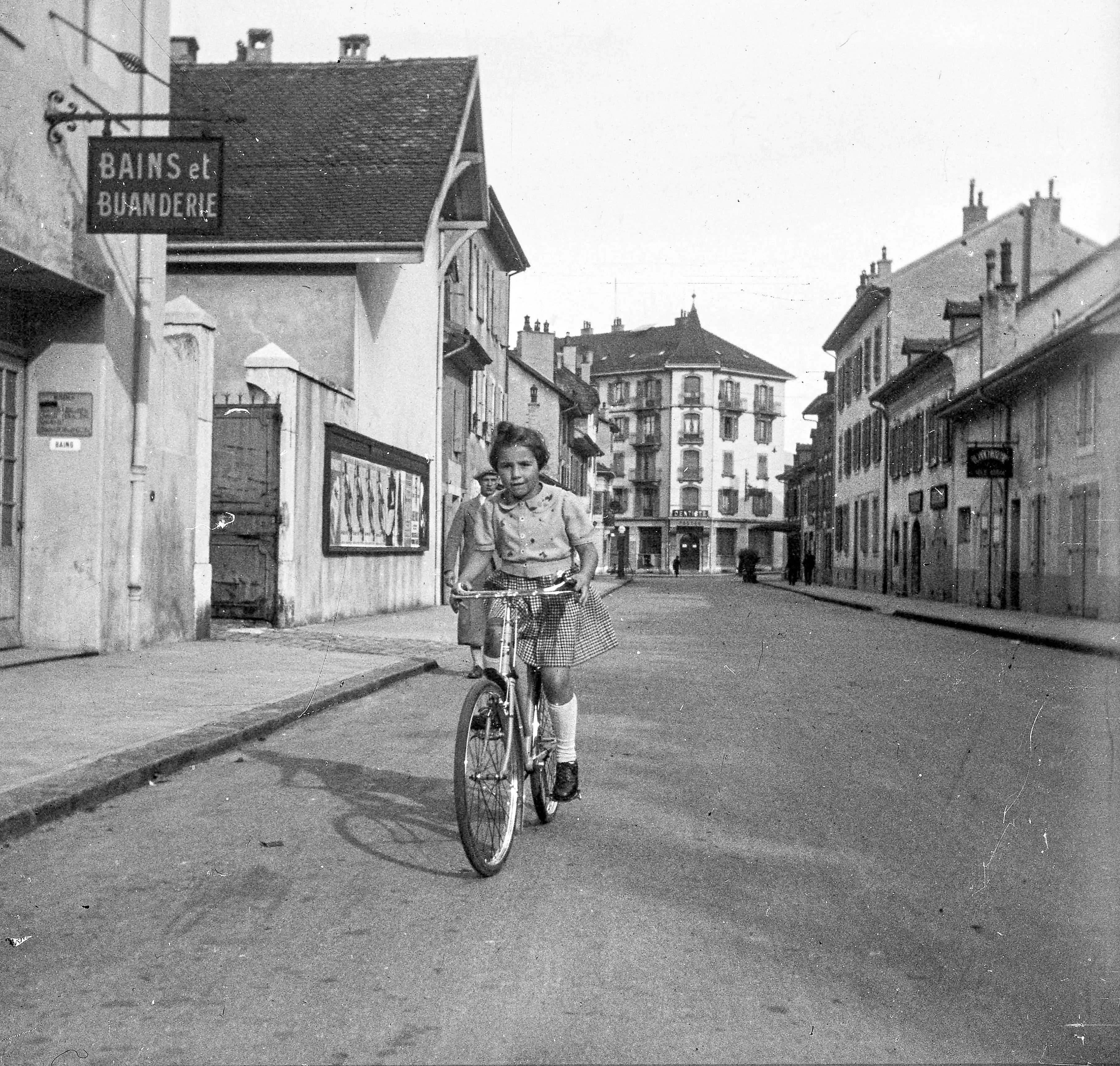 Petite fille dans la rue du Collège, fonds Frings, environ 1930
