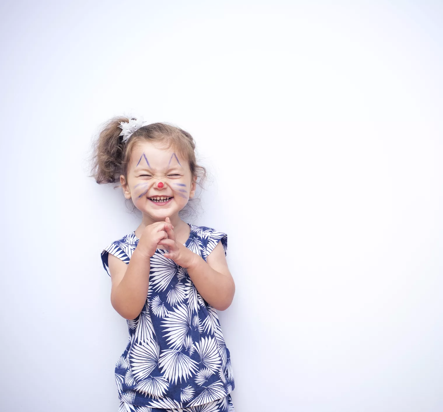 Enfant avec maquillage de chat