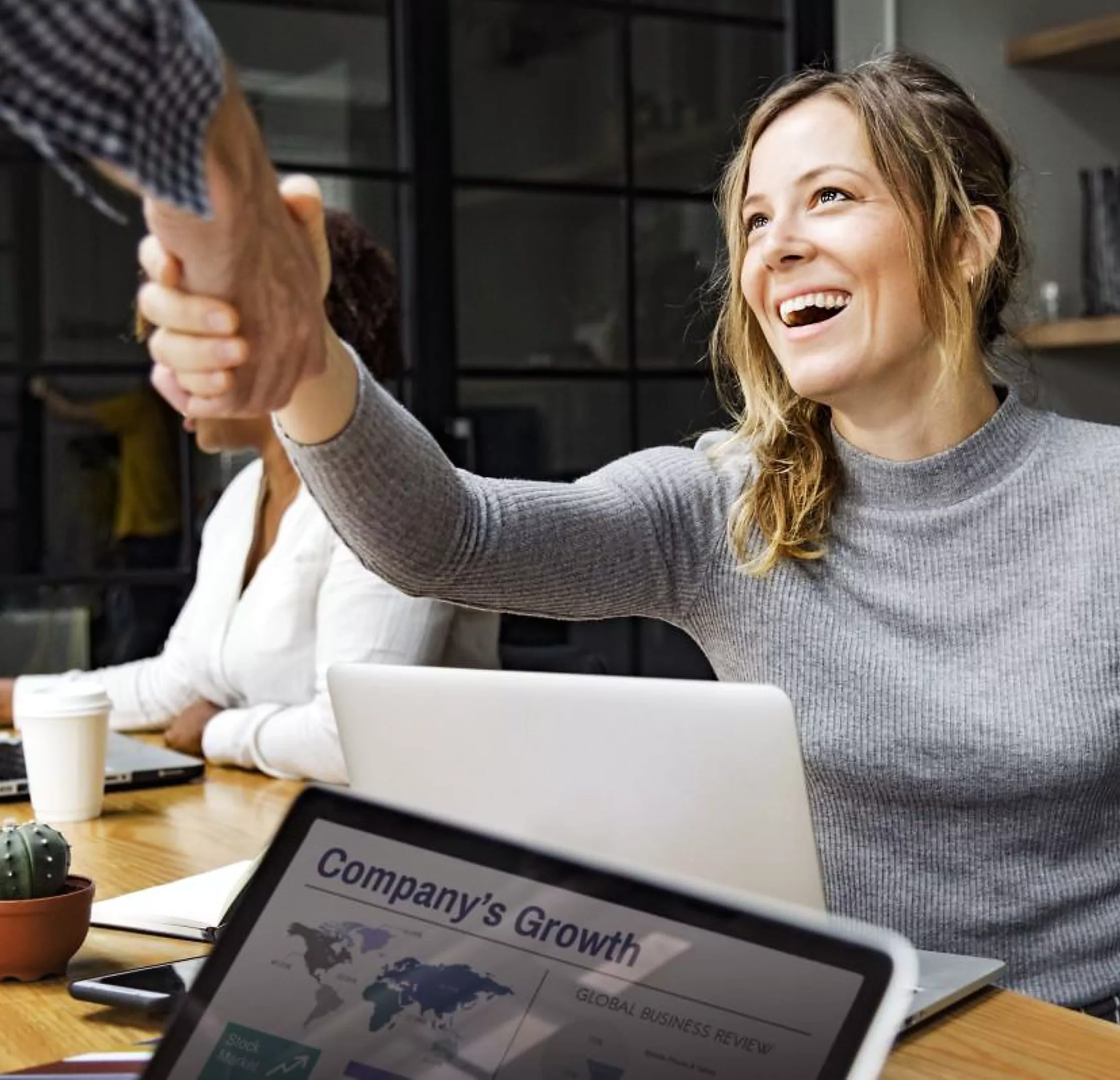 Jeune entrepreneuse carougeoise serrant une main tendue