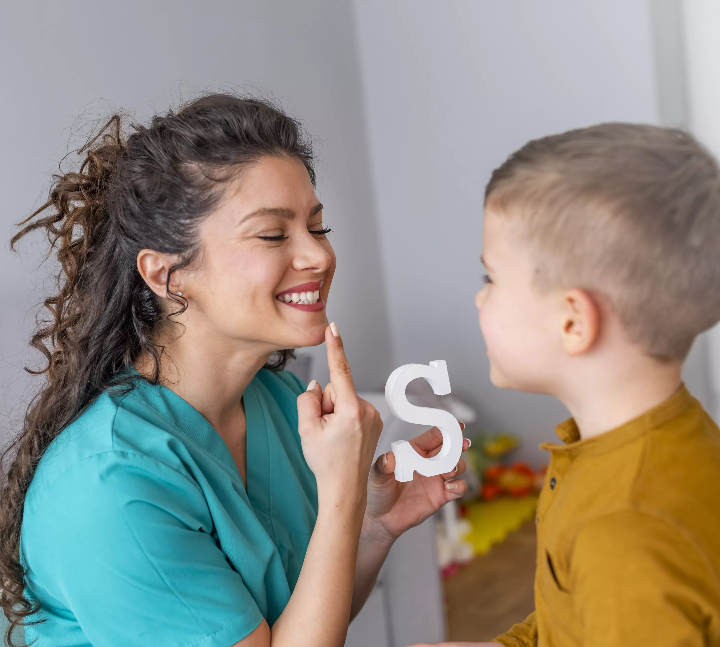 Enfant avec logop&eacute;diste