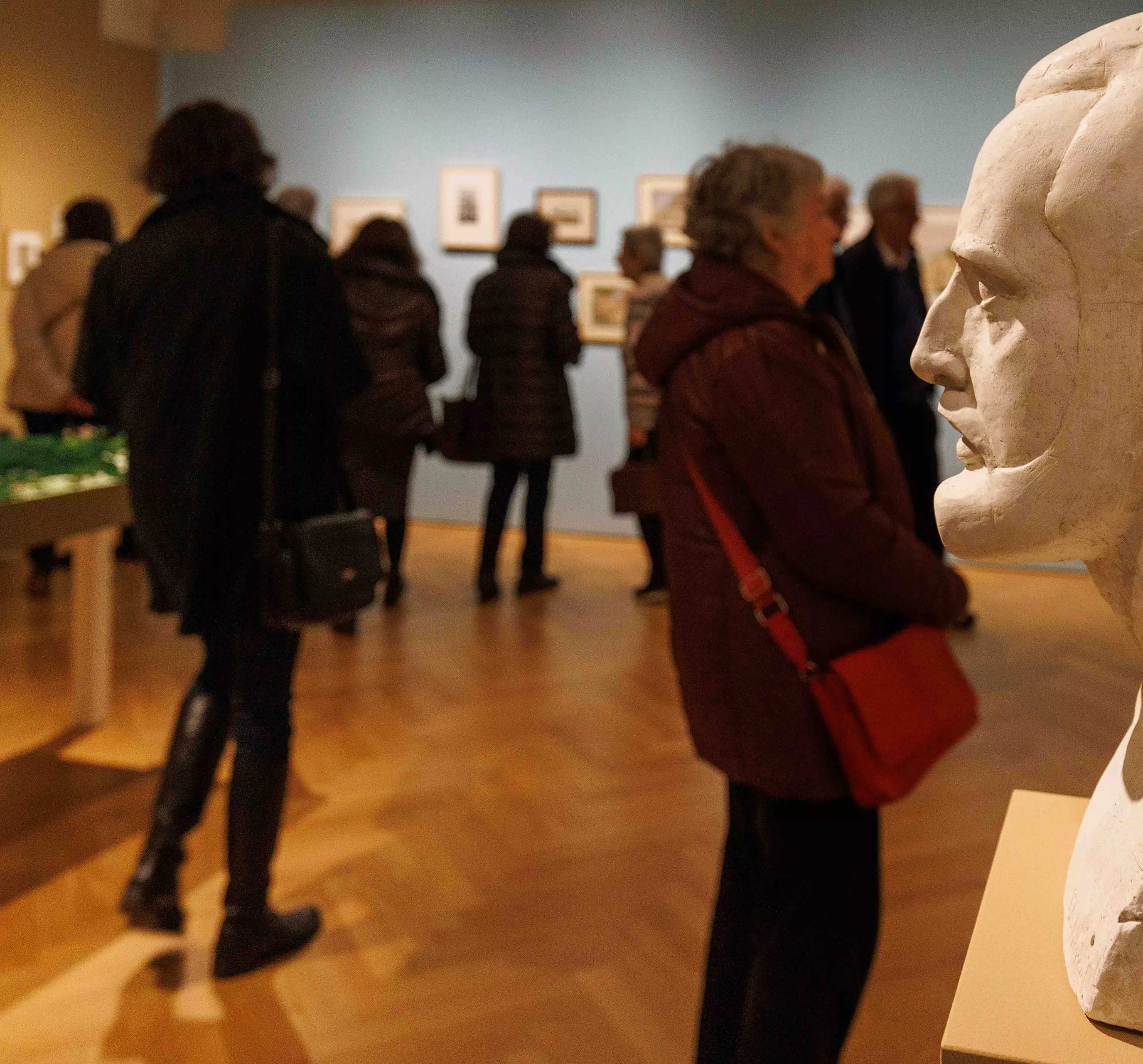 Visiteurs à l'intérieur du Musée