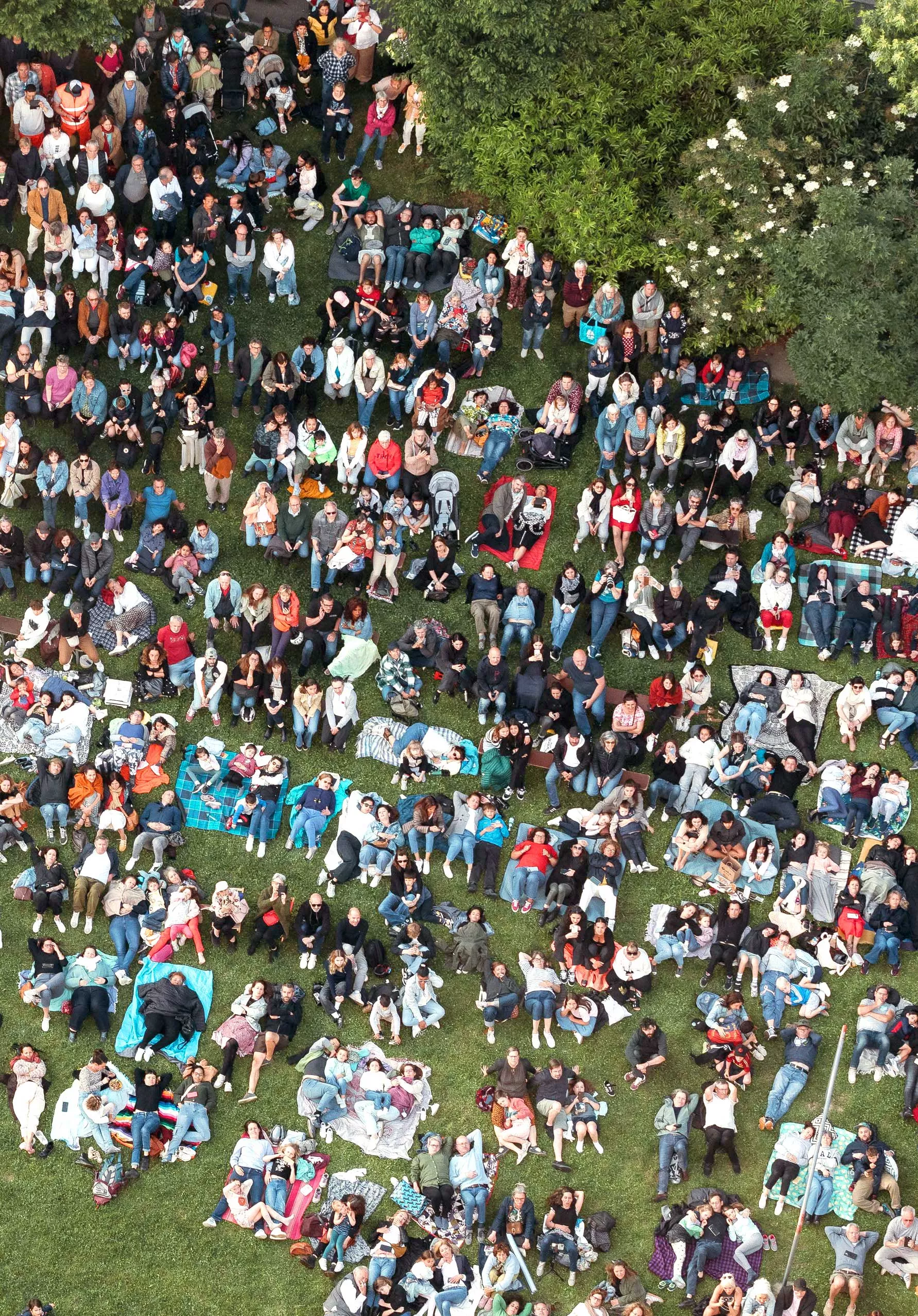 Printemps Carougeois 2025, foule rassembl&eacute;e sur la pelouse