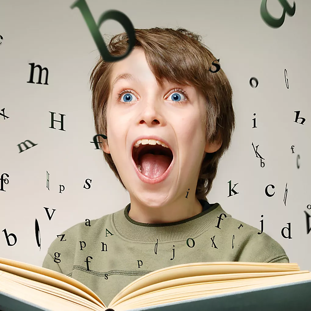 Enfant regardant l'alphabet
